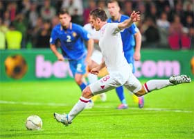 Englands Frank Lampard scores off a penalty kick in their 2014 World Cup qualifying match against Moldova on Saturday