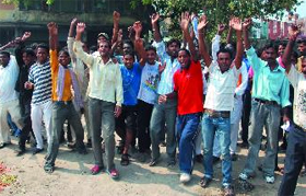 Protesting safai karamcharis raising slogans against the company that hired their services, on the Amrik Singh Road.