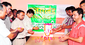 Activists of the Uttarakhand Kranti Dal (Progressive) pay homage to Bharat Ratna Govind Ballabh Pant in Haridwar on Monday.