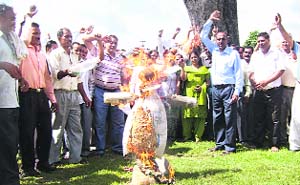 HPSEB employees hold a protest demonstration in Nurpur on Monday