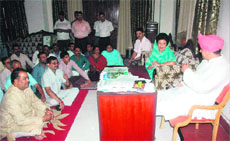 Maharani Raj Laxmi, BJP candidate for the Tehri byelection, meets Mahant Devender Dass of Guru Ram Rai Darbar in Dehradun on Tuesday.