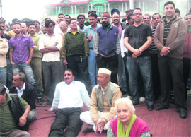 Traders hold a protest against police inaction in the robbery case in Mussoorie on Wednesday. 