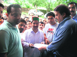 Congress workers hand over a memorandum to the Tehsildar at Shahpur on Wednesday.