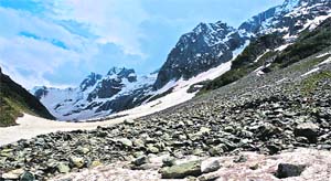 The Thajiwas glacier, around 86 km northeast of Srinagar, draws a large number of tourists visiting Sonamarg. 