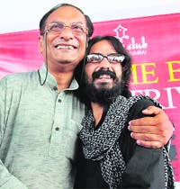 Civil rights activist Binayak Sen (L) with cartoonist Aseem Trivedi after the latter was released on bail in Mumbai on Wednesday