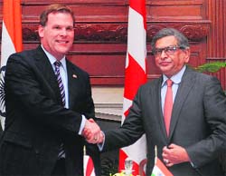 Canadian Foreign Minister John Baird (L) with his Indian counterpart SM Krishna.