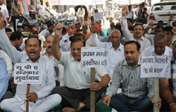 BJP workers stage a protest against the UPA Government, at the Arya Samaj Chowk in Bathinda on Thursday. Tribune photo: Pawan Sharma
