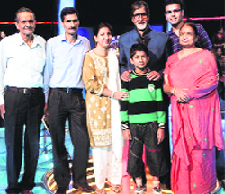 Manoj Raina (2nd L), winner of ~1 crore in the KBC-6, along with his family members poses with Amitabh Bachchan. a tribune photograph
