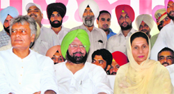 Sunil Jakhar, Capt Amarinder Singh and Preneet Kaur at a rally in Nabha. Tribune photo: Rajesh Sachar 