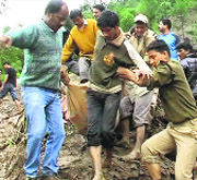 Rescuers take out a body from the debris in Ukhimath.