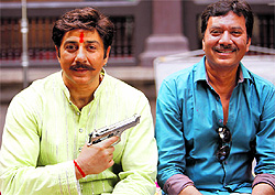 Sunny Deol with mahendra dhariwal (R) on the sets of Bhaiyyaji Superhit 