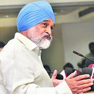 Montek Singh Ahluwalia at a press conference in New Delhi on Friday.