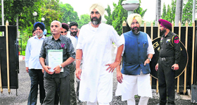 Manpreet Badal and other members of the Sanjha Morcha at Punjab Raj Bhawan, Chandigarh, on Friday.