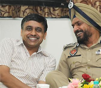 IG (Intelligence) Jatinder Jain and IG, Bathinda zone, Nirmal Singh Dhillon share a light moment during the executive meeting of the All India Council of Mayors. 