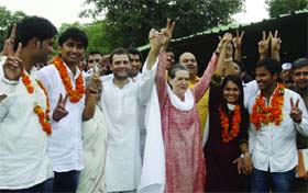 Congress president Sonia Gandhi, Rahul Gandhi and Chief Minister Sheila Dikshit with the NSUI candidates at 10 Janpath in New Delhi on Saturday