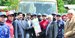 Vice-President Mohammad Hamid Ansari flags off an expedition at Pahalgam on Saturday. A Tribune photograph