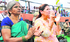 Vishnus mother Padmavati with Leander Paess mother Jennifer.