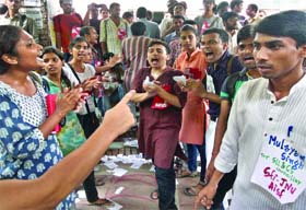 JNU-SFI supporters set the mood of voters with slogans