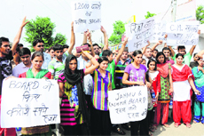 ETT aspirants raise slogans against the J&K Board of School Education in Jammu on Sunday. 