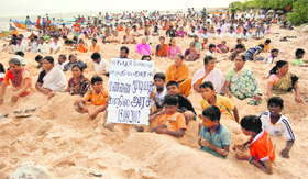 Women and children protest against the Kudankulam nuclear power plant at Kootapuli village.