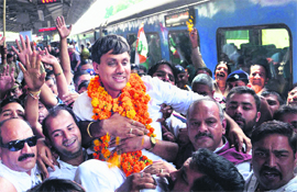 Congress workers welcome Saket Bahuguna.