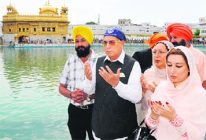 Mian Manzoor Ahmad Wattoo, Pakistan's Federal Minister for Kashmir Affairs, and his family pays obeisance at the Golden Temple. 