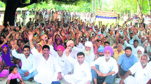 Residents of villages located on the Punjab-Himachal border along the Beas during a protest in Talwara area of Hoshiarpur district. 