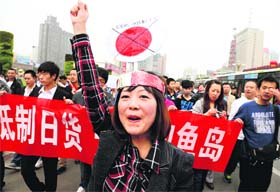 A Chinese demonstrator wears a self-made head-piece with anti-Japan slogans during a protest over the Diaoyu islands issue in Gansu province on Sunday