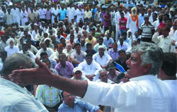CLP leader Sunil Jakhar addresses a rally over the sewerage problem in Abohar on Monday. Photo by writer