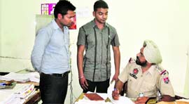 The victims narrate the snatching incident to the police in Ludhiana on Monday.