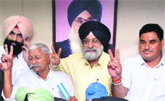 Patiala Mayor (centre) Jaspal Pradhan with Senior Deputy Mayor Jagdish Rai (L) and Deputy Mayor Harinder Kohli after their election. Tribune photo: Rajesh Sachar