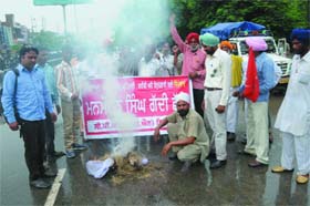 Activists of the CPI (ML) Liberation burning an effigy of the UPA Government in protest against rising prices, in Bathinda on Tuesday