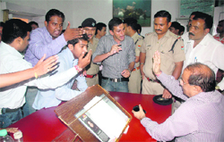 NSUI workers have heated arguments with Dr Devendra Bhasin, Principal, 