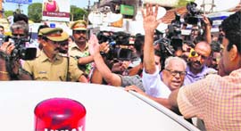Police stop VS Achuthanandan at the border town of Kaliyikkavila near Thiruvananthapuram on Tuesday.