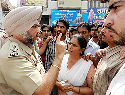 SSP Surjit Singh Grewal argues with family members of the deceased youth at the district hospital