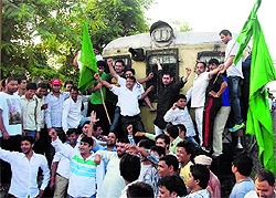 A train stalled during a bandh in Faridabad