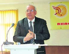 Dr Ranbir Singh, Vice-Chancellor of Law University, Delhi, addresses the students of Women Law College, 