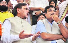 JD-U chief Sharad Yadav (L) and BJP chief Nitin Gadkari during Bharat Bandh.