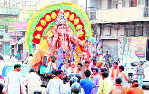  Devotees with the idol of Lord Ganesha in Amritsar on Friday. 
