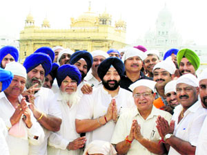 Mayor Bakshi Ram Arora, Senior Deputy Mayor Avtar Singh Truckawala, Deputy Mayor Avinash Jolly, CPS Inderbir Singh Bolaria and councillors pay obeisance at the Golden Temple in Amritsar on Friday.