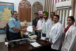 A delegation of the PCMS Association gives a memorandum to the Bathinda Civil Surgeon on Friday. A Tribune photograph