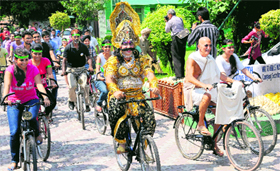 Bernie Meyer, an American national dressesed as Mahatma Gandhi, and gallantry award winner Sunil Sharma, dressed as Ravana, take part in a rally in Chandigarh, on Friday.
