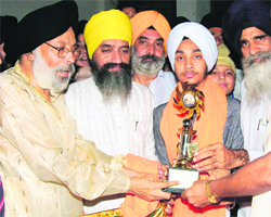 Indian idol fame singer Devender Pal being felicitated by the Sarv Pradesh gurdwara Managing committee at a function held at Saharanpur on Friday.