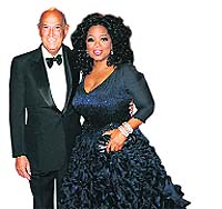 Oprah Winfrey (R) with Oscar de la Renta