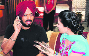 Gurpreet Ghuggi (L) with co-actor Preeti