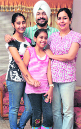 Manmohan Singh and Aman Kaur with daughters Ishmehar and Hasrat
