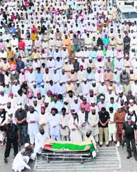 Activists of Sipah-e-Sahaba Pakistan at the funeral of a protester killed in Fridays violence in Karachi