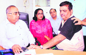 Dr Sandeep Kakkar (right) narrates the incident to Civil Surgeon Dr Yash Mitra after he was manhandled by relatives of a patient. 