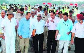 Justice Mukal Mudgal is briefed about the steps taken to decongest traffic on the Delhi-Gurgaon toll plaza during an inspection on Sunday