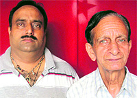 Batote Beopar Mandal president Sanjay Kumar (L) and general secretary Hari Krishen Arora